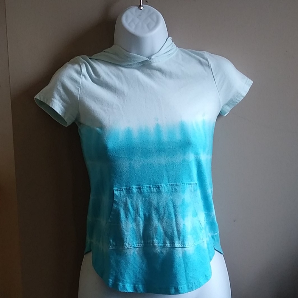 Hooded, blue ombre, T-shirt. Includes pockets